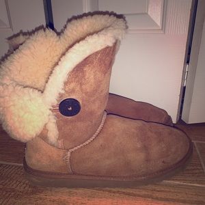 UGG Bailey Button (short)
